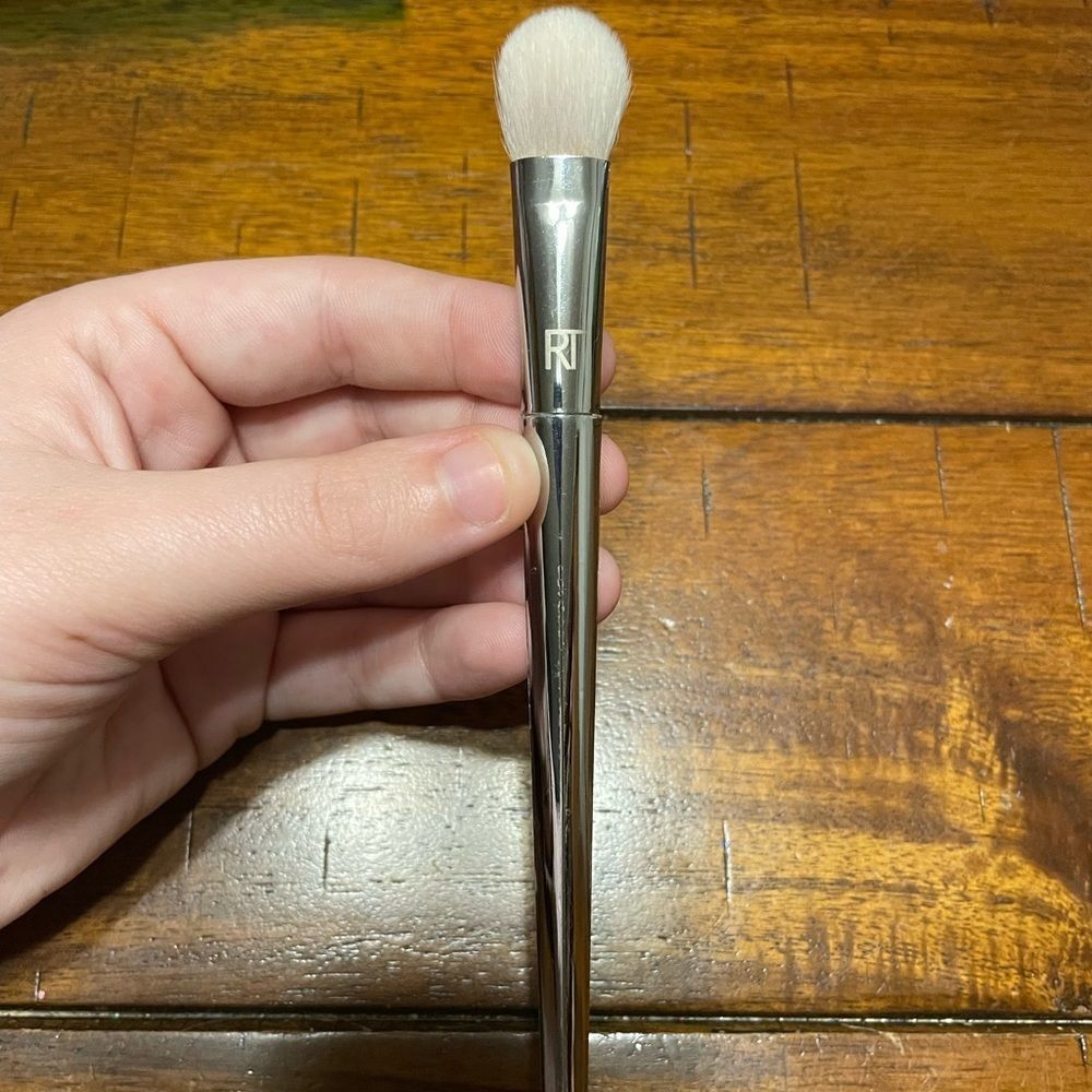 Real Techniques Bold Metals Collection 200 Oval Shadow Brush